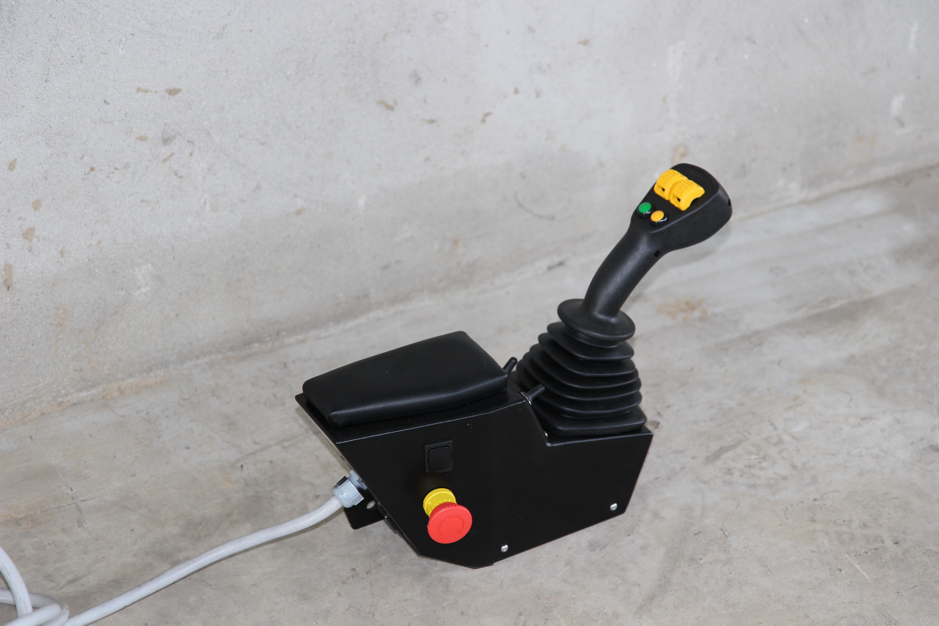 comandi_elettrici_proporzionali_con_joystick_EI100 Comandi elettrici proporzionali con joystick EI 100